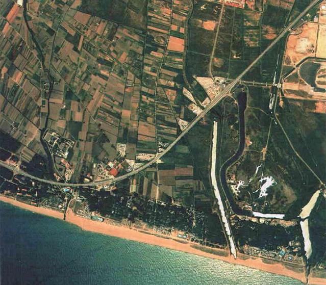 Imagen a&eacute;rea de la costa del t&eacute;rmino municipal de Viladecans a finales de los a&ntilde;os 90 donde se puede ver en la parte izquierda la zona norte de Gav&agrave; Mar
